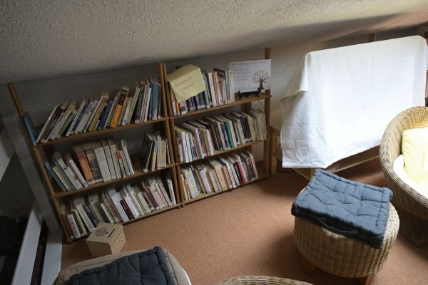 La bibliothèque de la mezzanine et un pouf en osier
