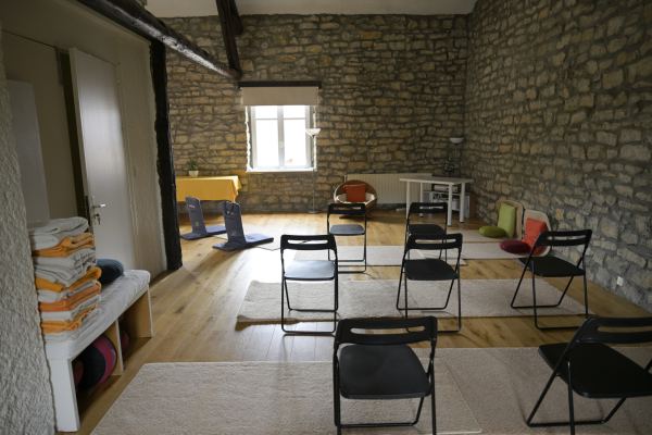 Le fond de la salle d'activités, ses murs de pierre et sa fenêtre