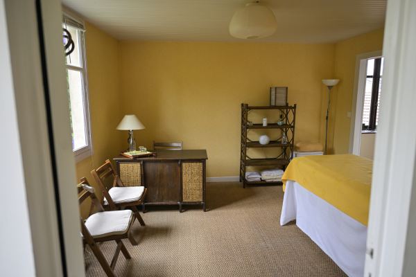 Le coin bureau d'une salle de soins, deux chaises pliantes et une lampe